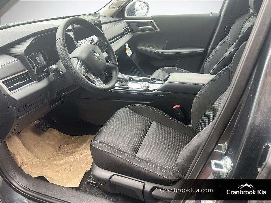 2025 Mitsubishi OUTLANDER ES-8