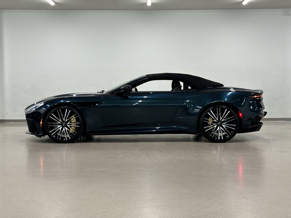 Aston Martin DBS Volante 2022-11