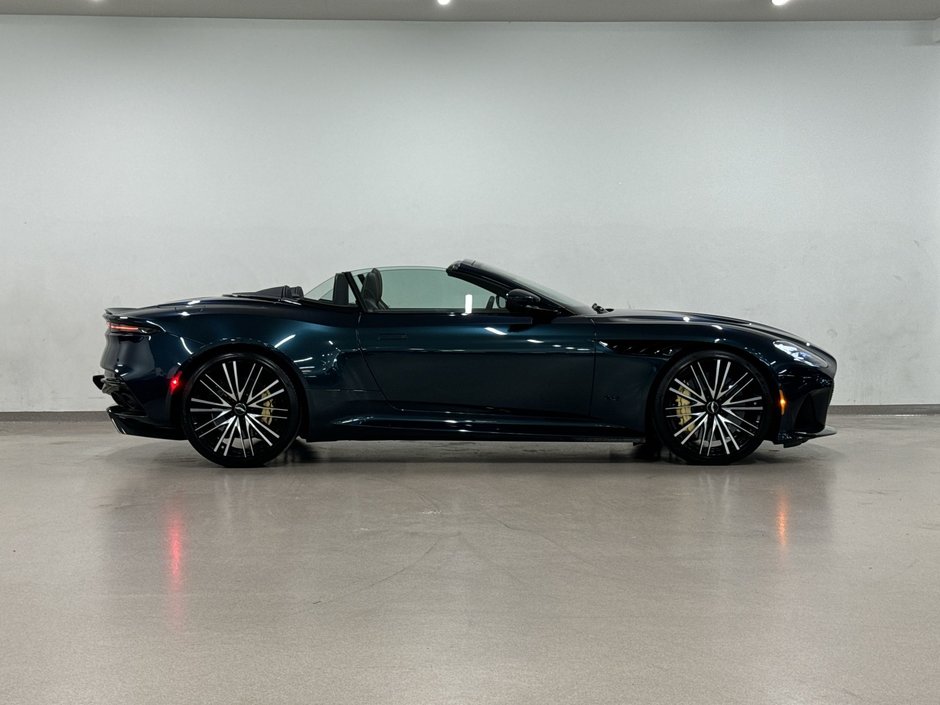 Aston Martin DBS Volante 2022-10