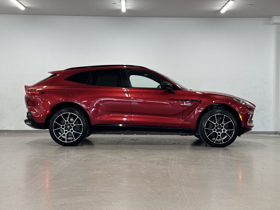 2021 Aston Martin DBX-8