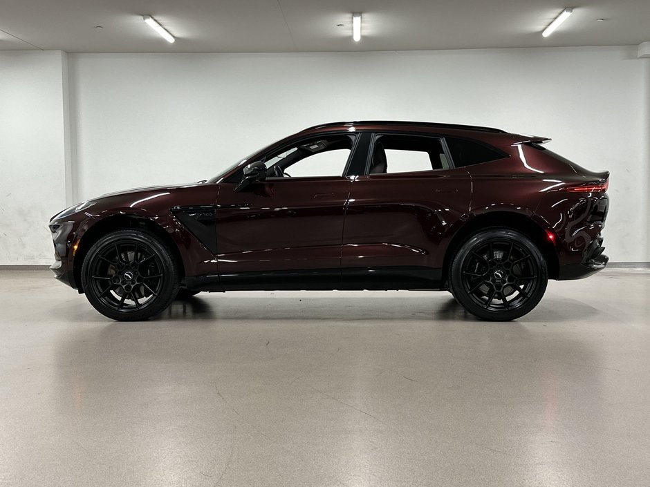 Aston Martin DBX  2021-11