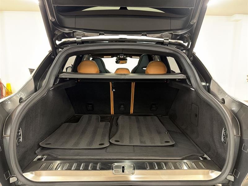 Aston Martin DBX  2021-16