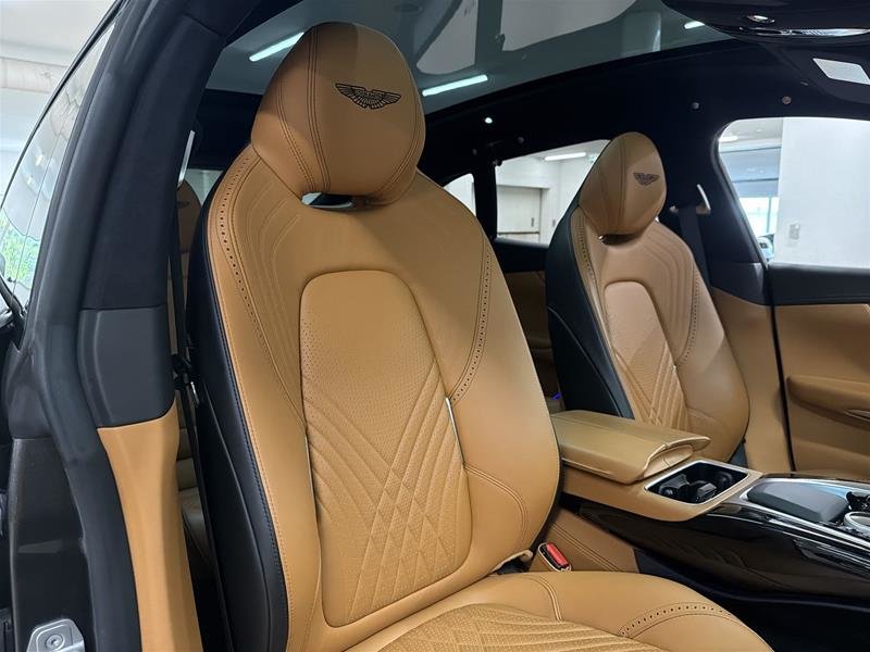 Aston Martin DBX  2021-15
