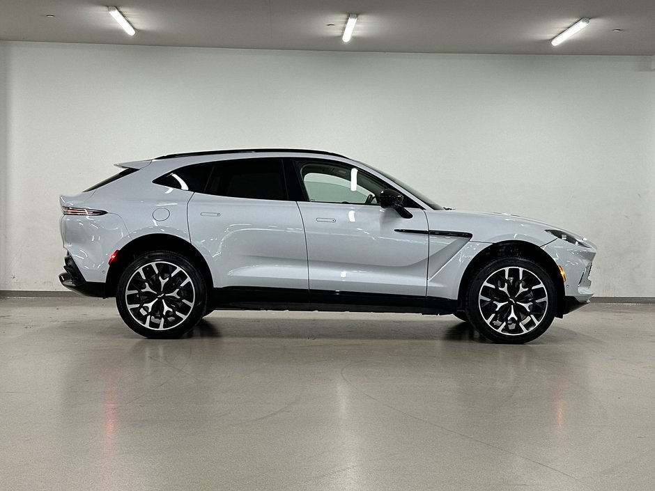 Aston Martin DBX  2022-10