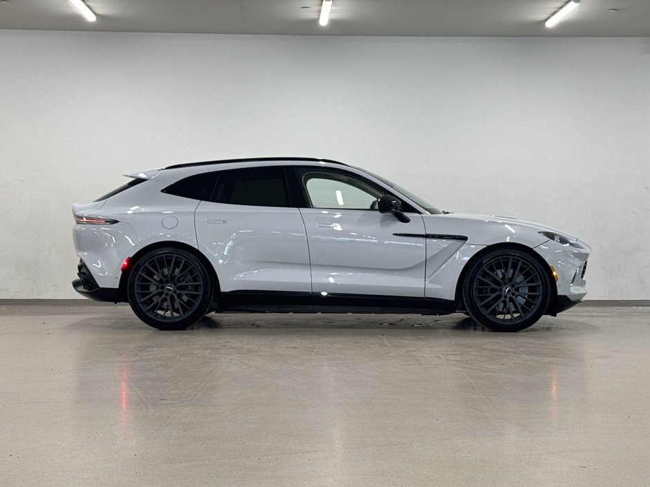 Aston Martin DBX  2022-10