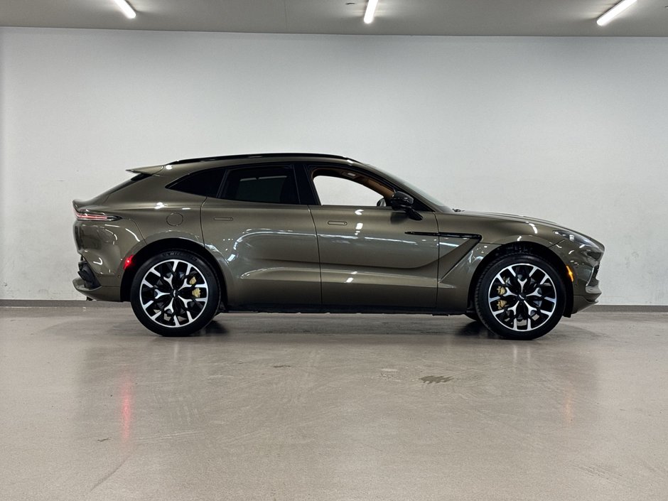 2022 Aston Martin DBX-8
