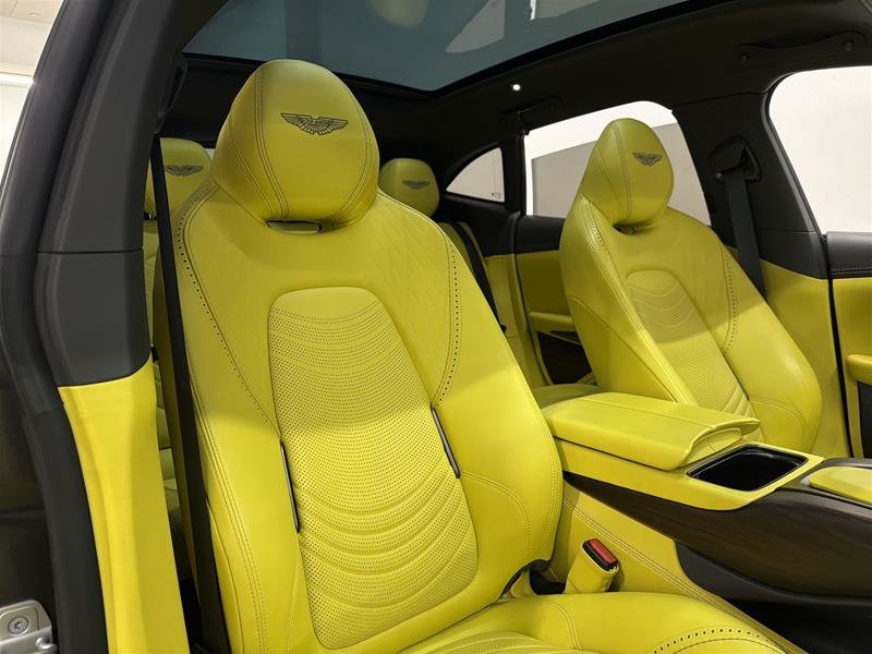 Aston Martin DBX  2023-15