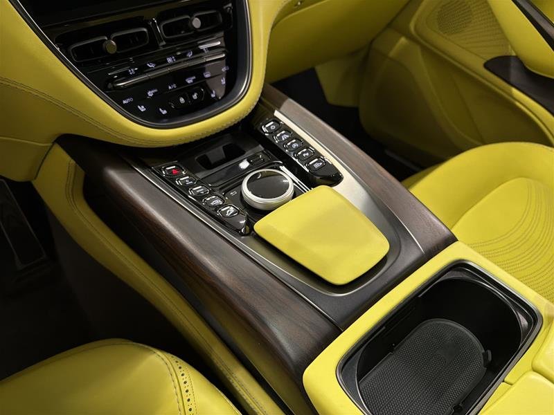 Aston Martin DBX  2023-13