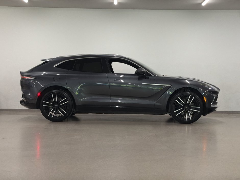 Aston Martin DBX  2023-8