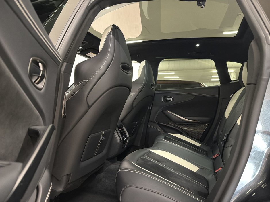 Aston Martin DBX  2023-22