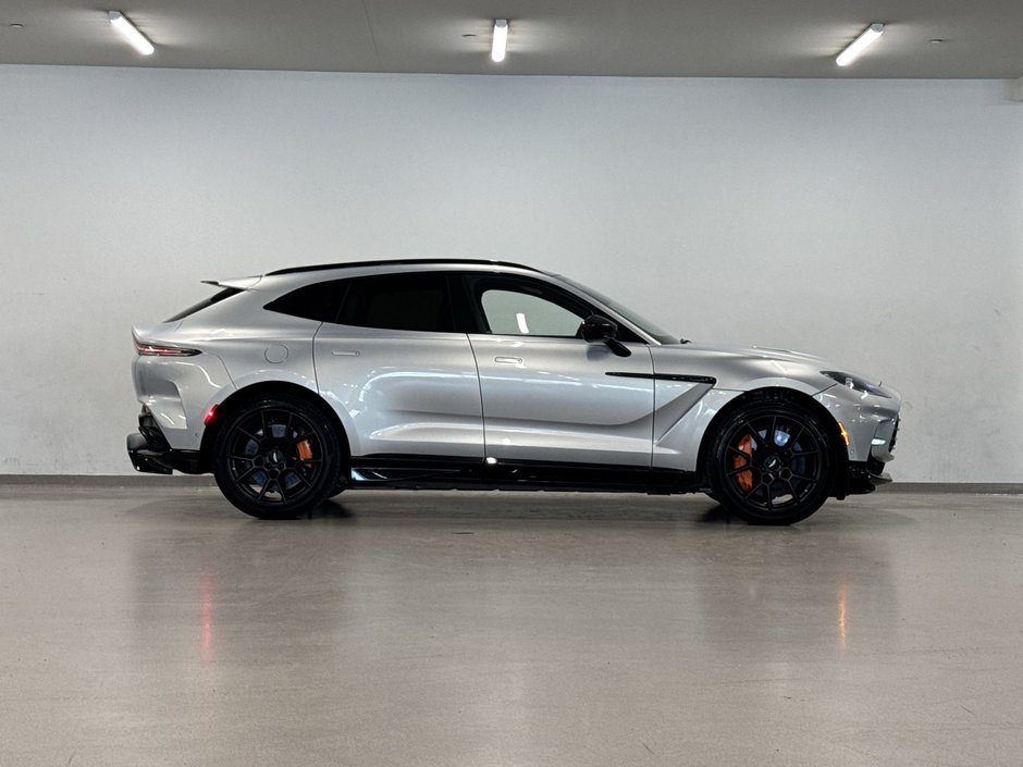 Aston Martin DBX707 707 2023-8