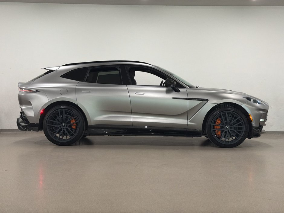 Aston Martin DBX707 707 2023-8