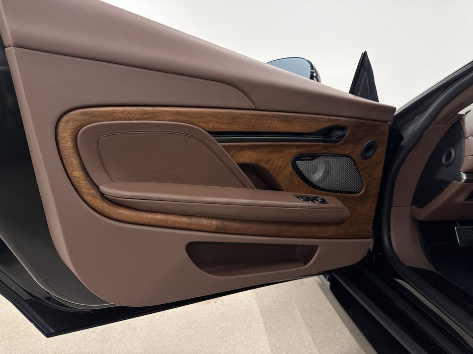 Aston Martin Vanquish  2025-14