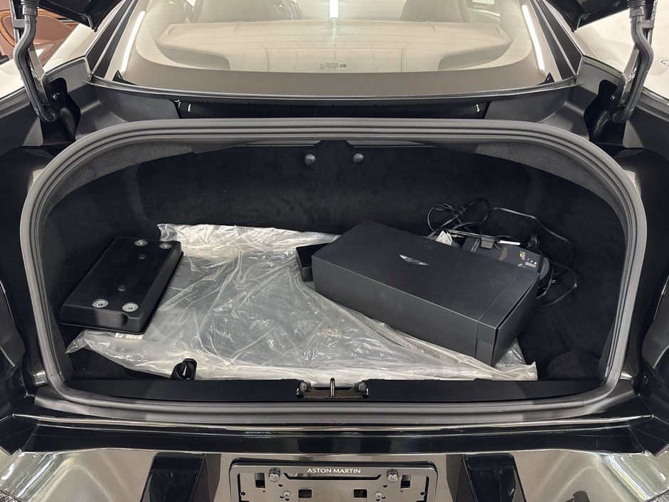 Aston Martin Vanquish  2025-22