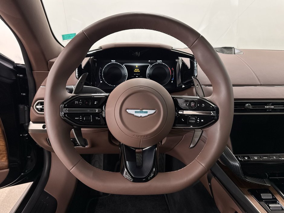 Aston Martin Vanquish  2025-19