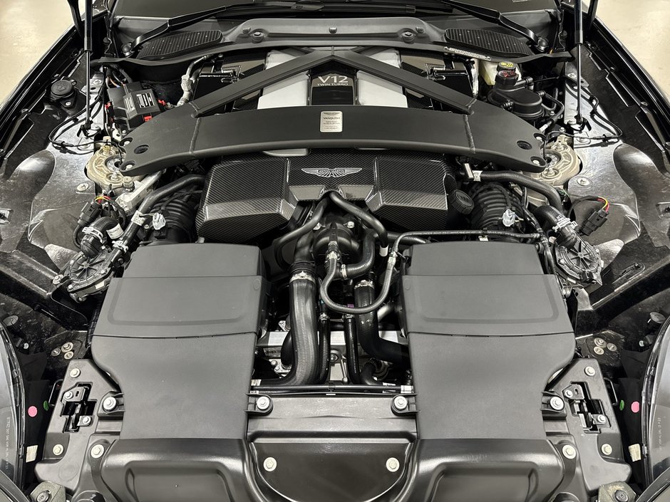 Aston Martin Vanquish  2025-25