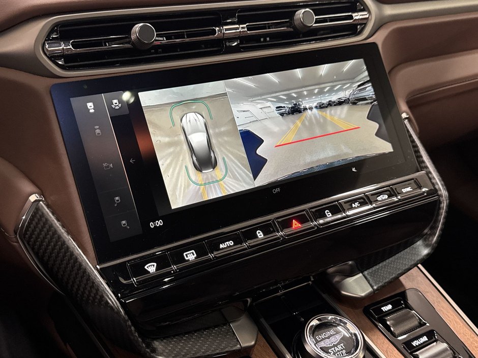 Aston Martin Vanquish  2025-17