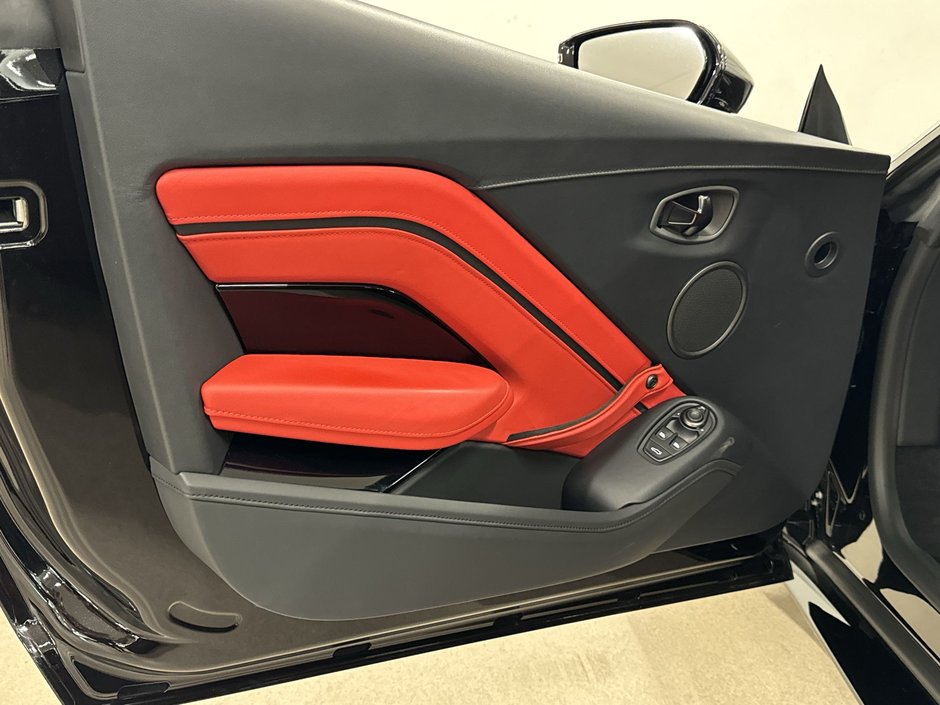 Aston Martin Vantage Coupe 2022-14