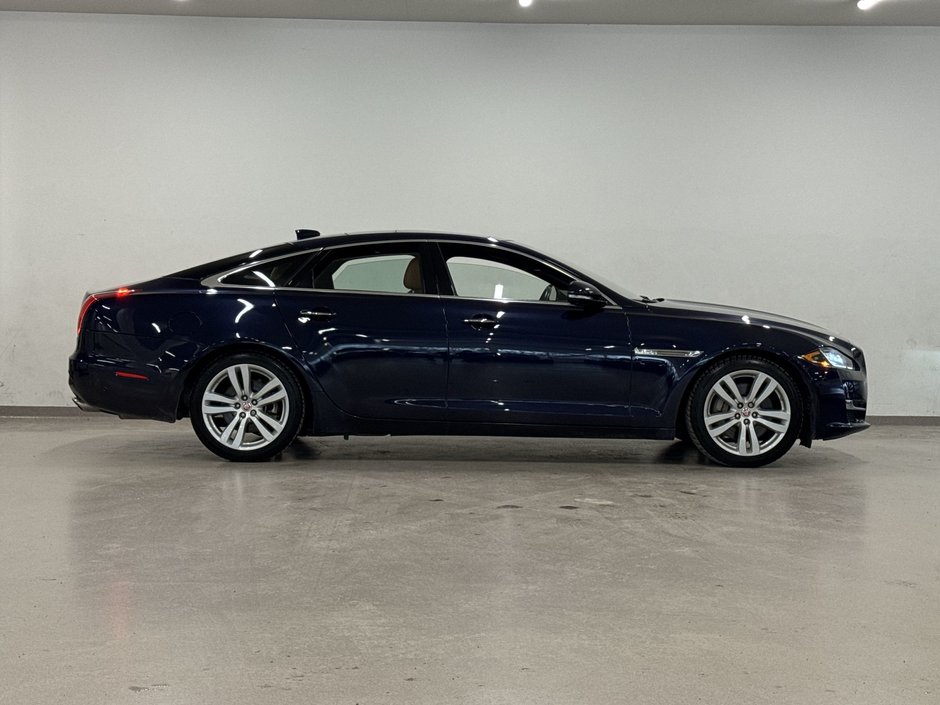 2017 Jaguar XJ 3.0L V6 AWD Portfolio-8