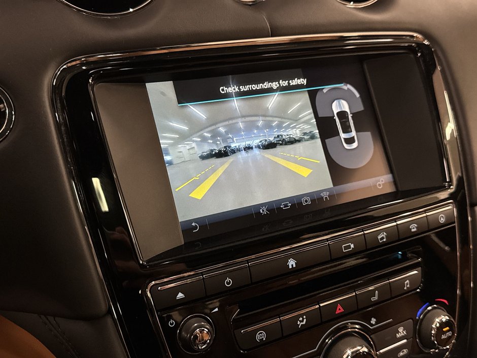 2017 Jaguar XJ 3.0L V6 AWD Portfolio-17