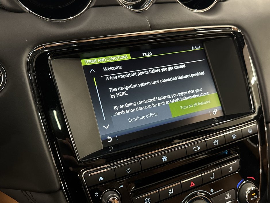 2017 Jaguar XJ 3.0L V6 AWD Portfolio-18