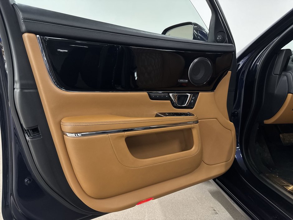 2017 Jaguar XJ 3.0L V6 AWD Portfolio-14