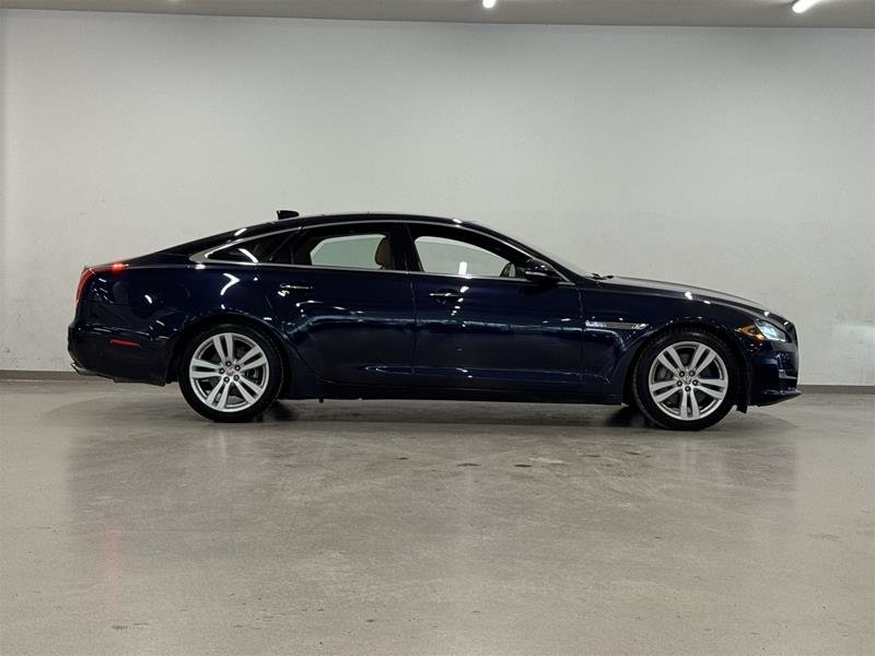 2017 Jaguar XJ 3.0L V6 AWD Portfolio-3