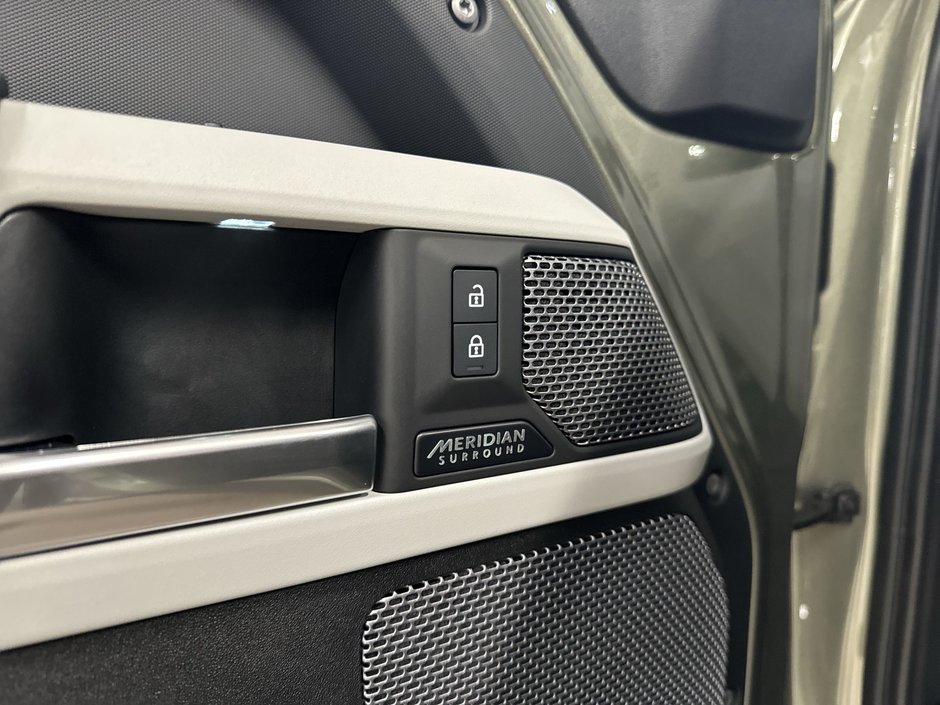 2023 Land Rover Defender 110 P400 X-Dynamic SE-27