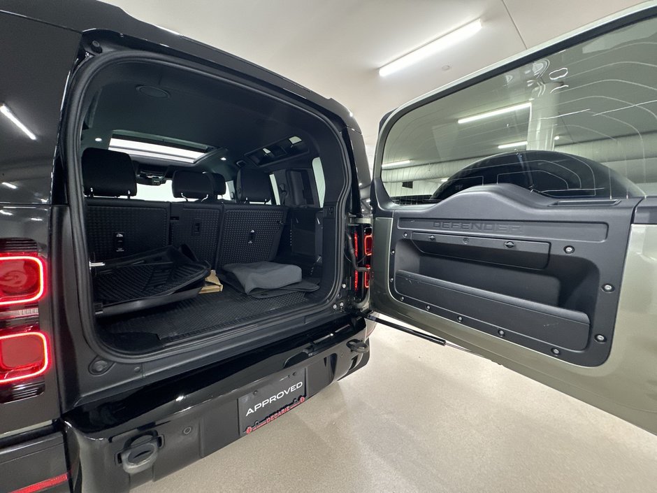 2023 Land Rover Defender 110 P400 X-Dynamic SE-23