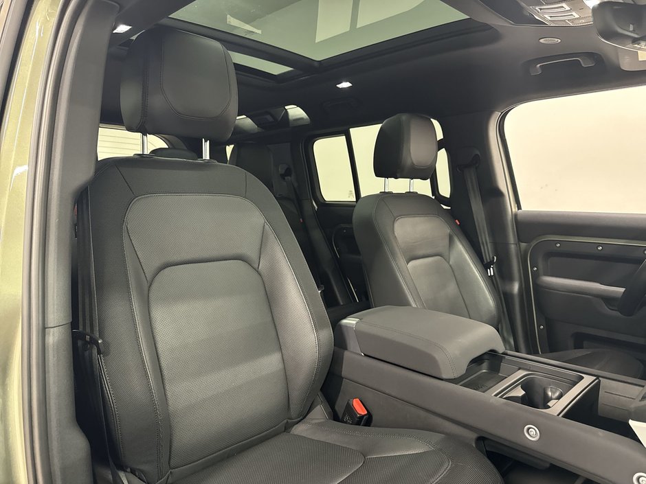 2023 Land Rover Defender 110 P400 X-Dynamic SE-24