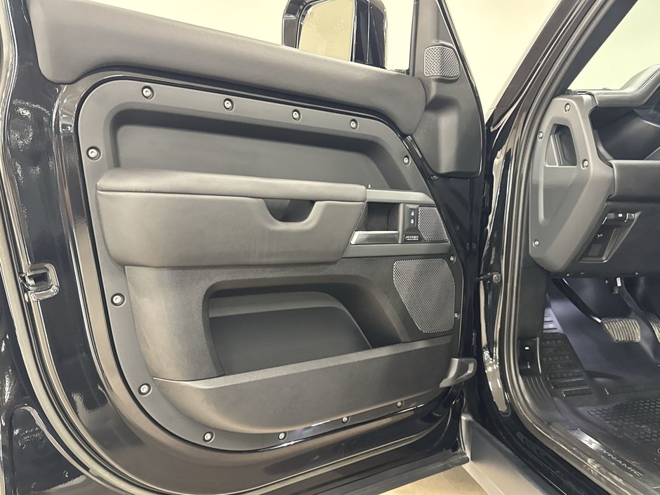 2023 Land Rover Defender 110 P400 X-Dynamic SE (2)-14
