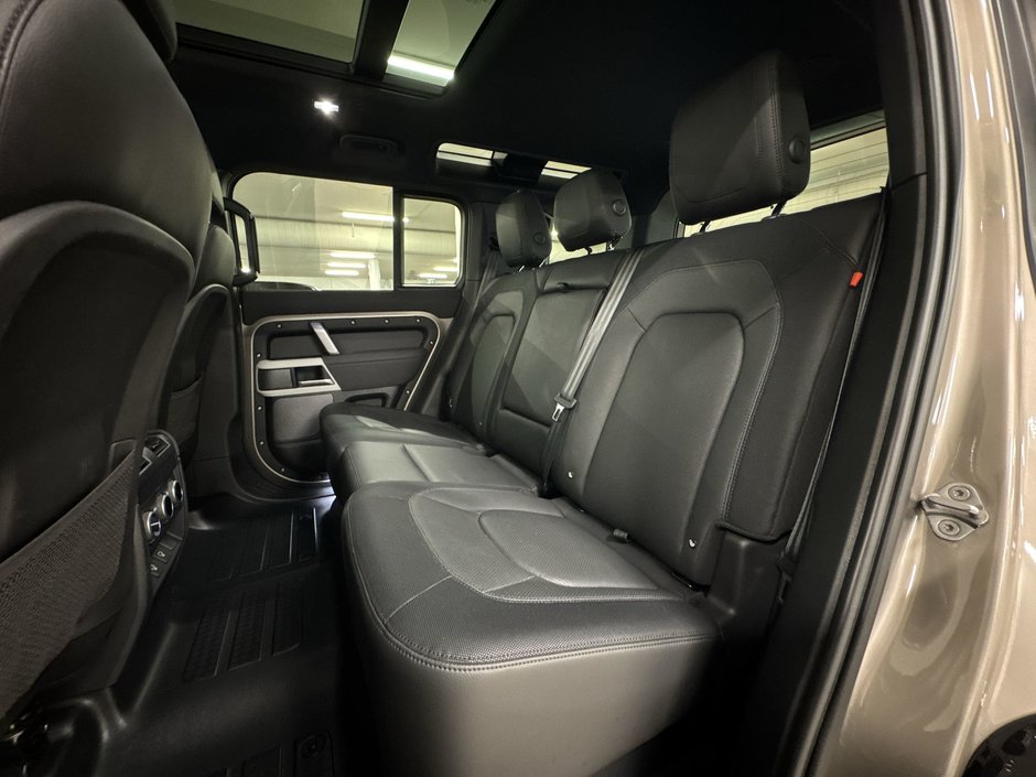 2023 Land Rover Defender 110 P400 X-Dynamic SE-22