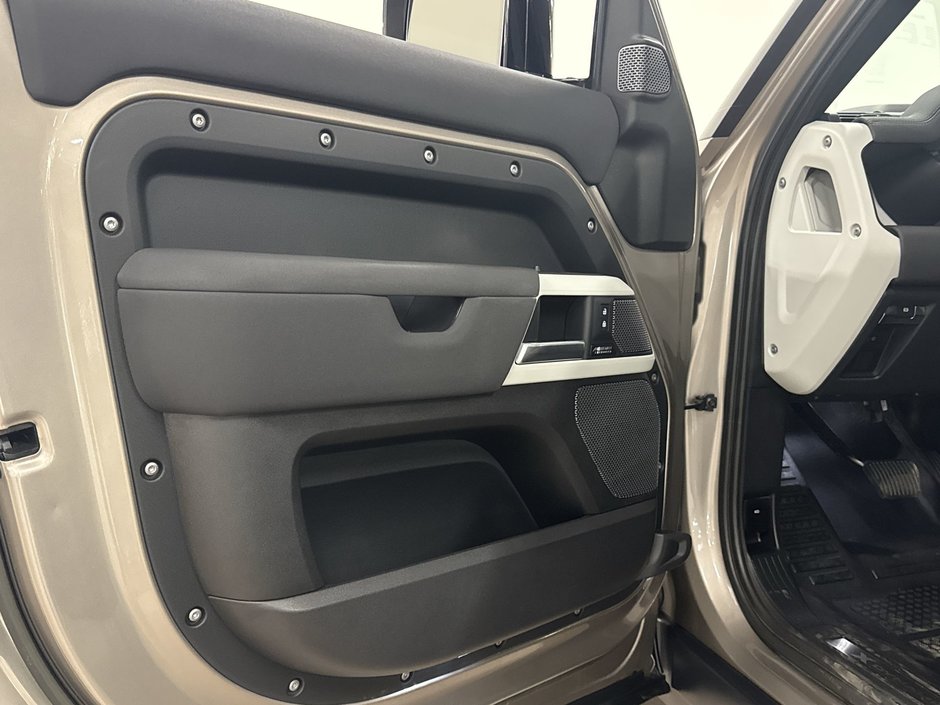 2023 Land Rover Defender 110 P400 X-Dynamic SE-14