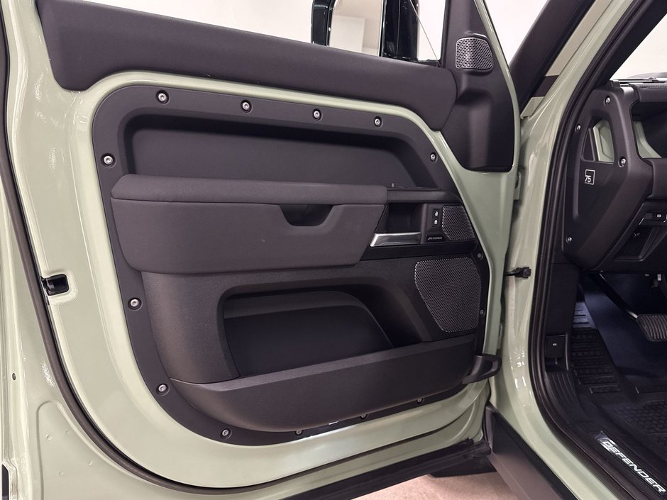 2023 Land Rover Defender 110 P400 75th Anniversary (2)-14