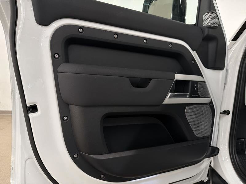 Land Rover Defender 130 P400 SE (2) 2023-6