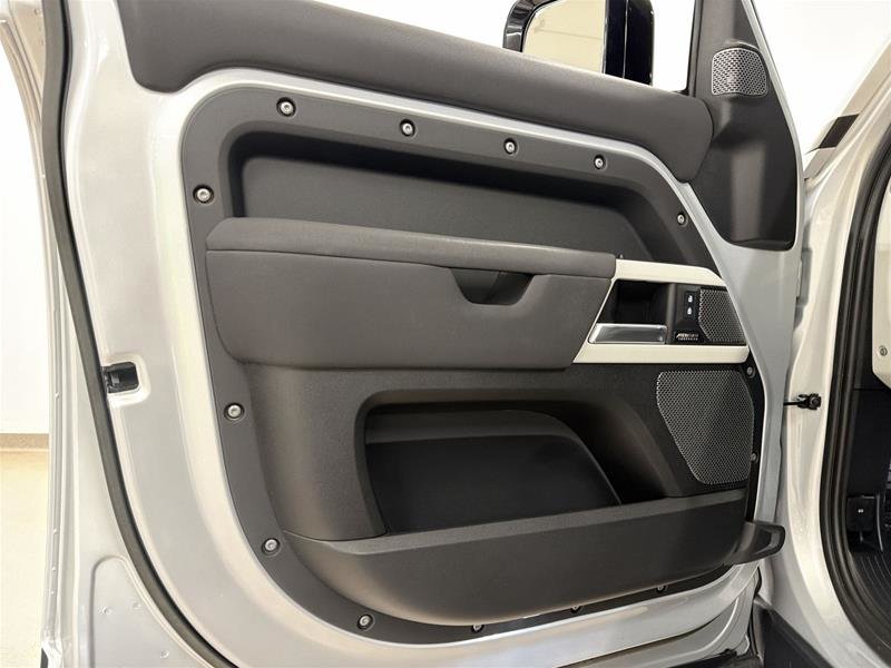 Land Rover Defender 110 P400 SE (2) 2023-6