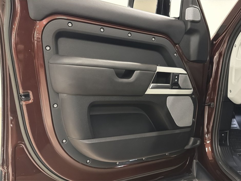 Land Rover Defender 130 P400 First Edition (2) 2023-14