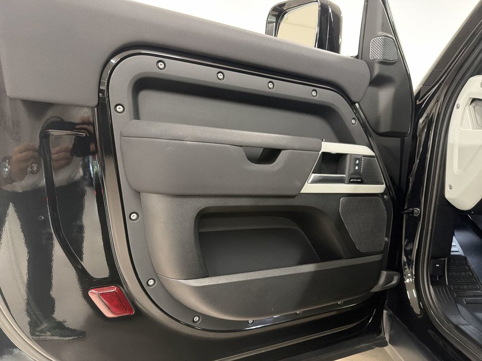 2023 Land Rover Defender 90 P300 S-14