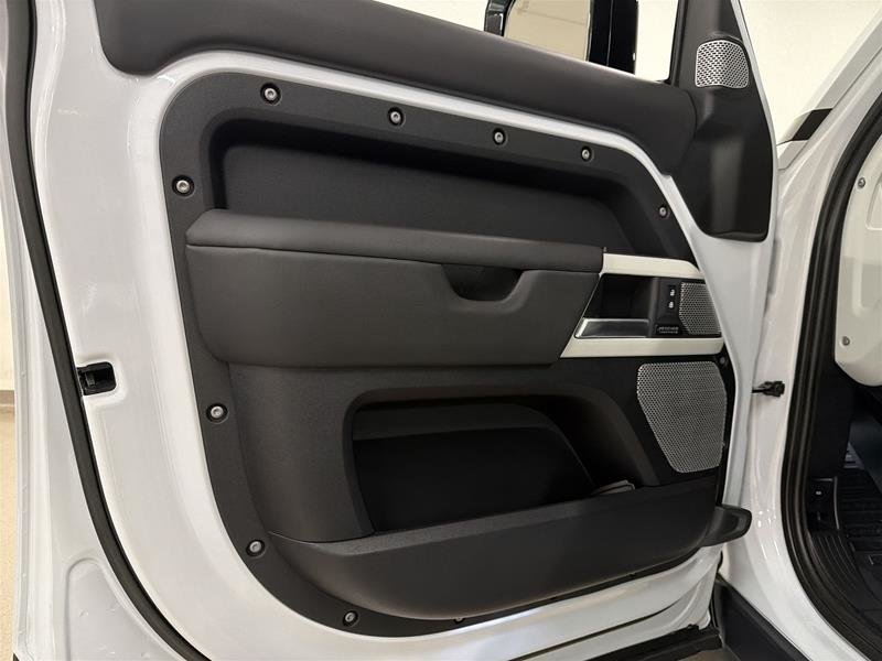 Land Rover Defender 130 P400 X-Dynamic SE (2) 2023-9