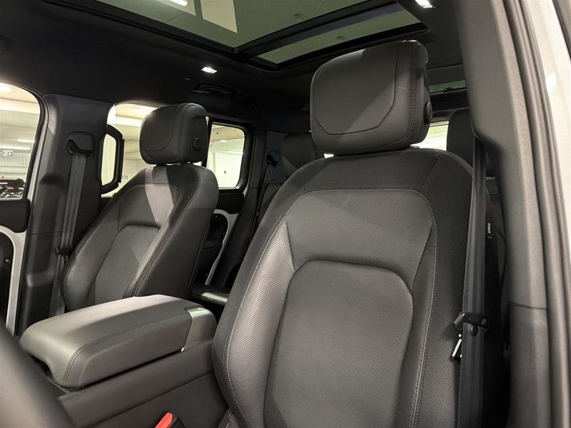 Land Rover Defender 130 P400 X-Dynamic SE (2) 2023-10