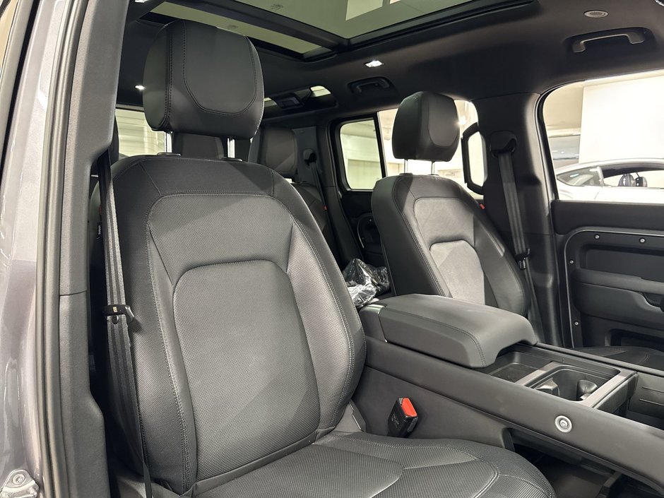 2024 Land Rover Defender 110 P400 X-Dynamic SE-24
