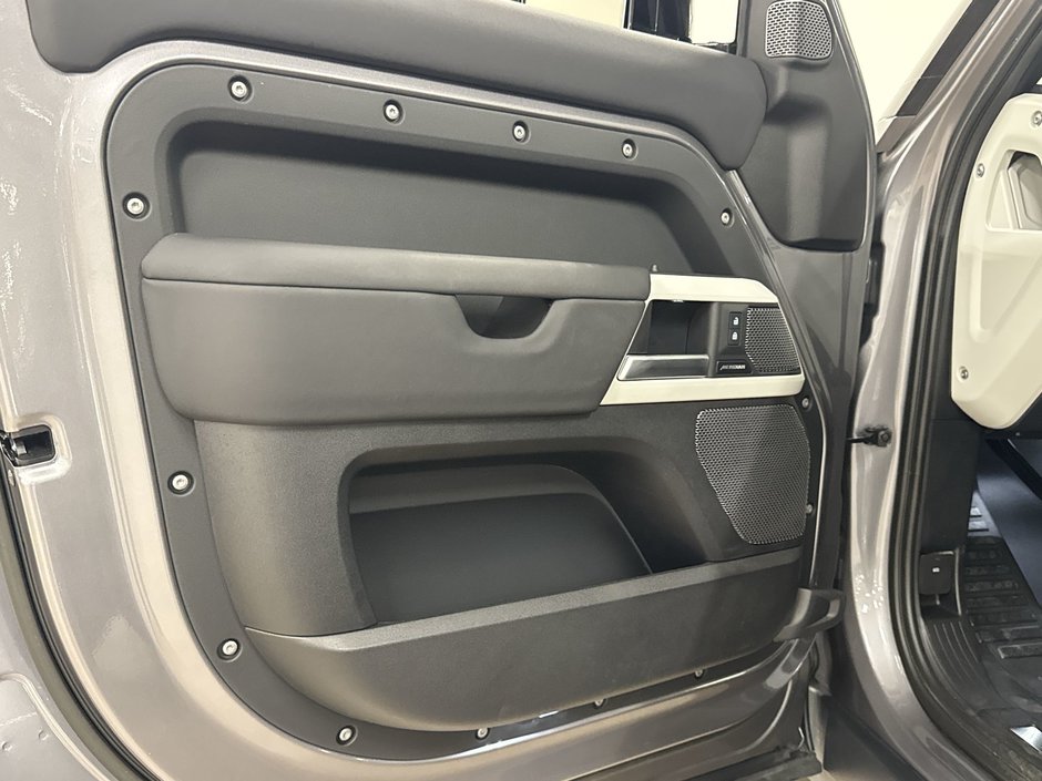 2024 Land Rover Defender 110 P400 X-Dynamic SE-14