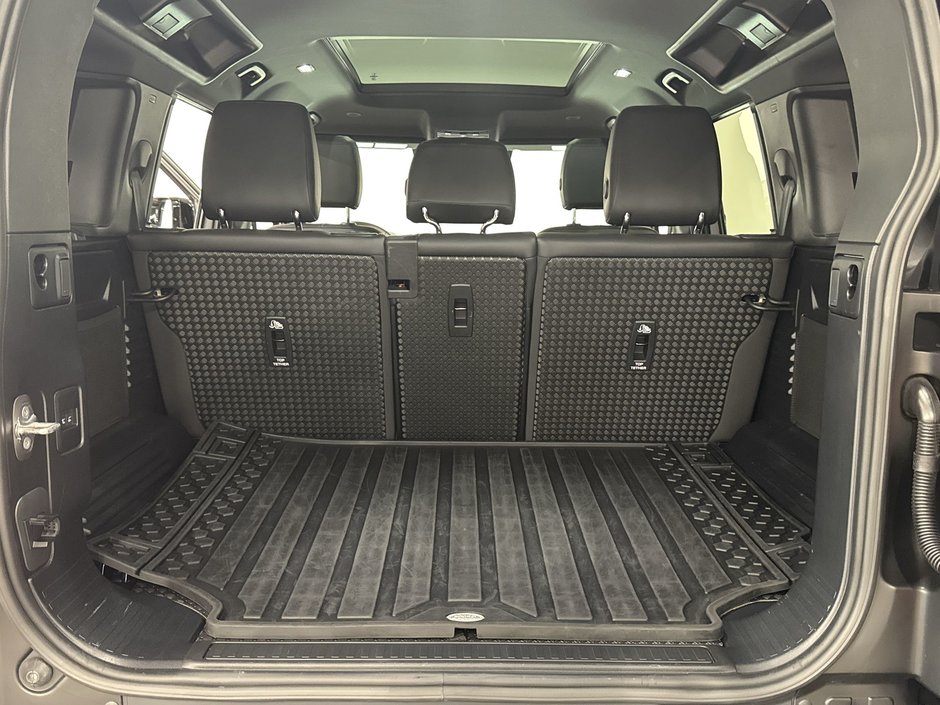 2024 Land Rover Defender 110 P400 X-Dynamic SE-23