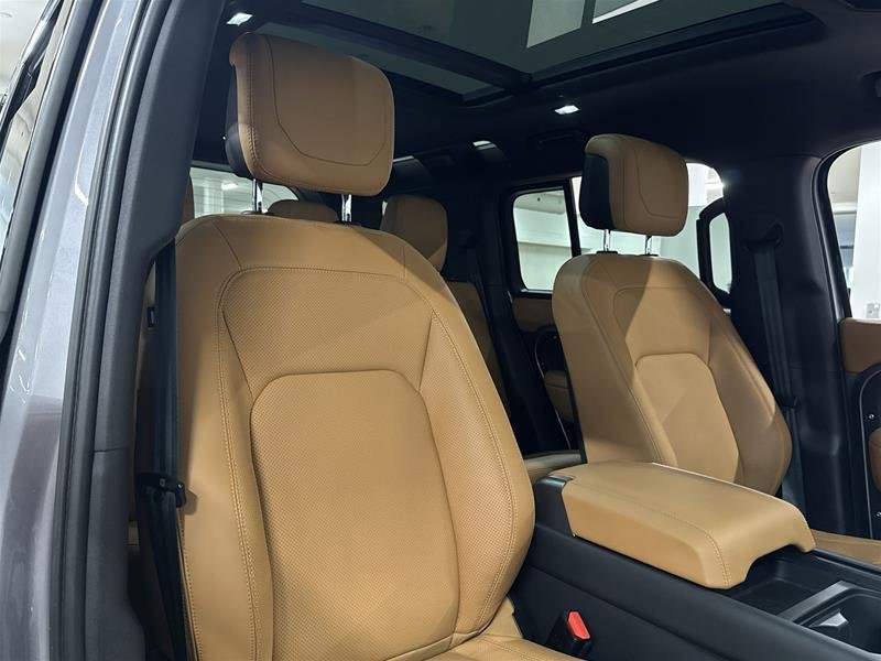 2024 Land Rover Defender 110 P500 SE-16