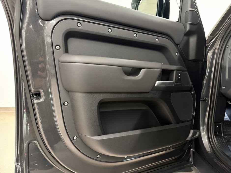 2025 Land Rover Defender 110 P300 S-18