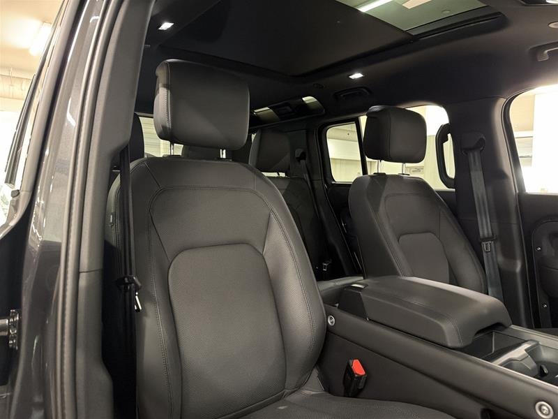 Land Rover Defender 110 P300 S 2025-15