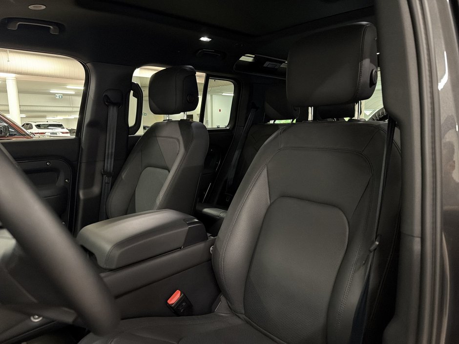 2025 Land Rover Defender 110 P300 S-19