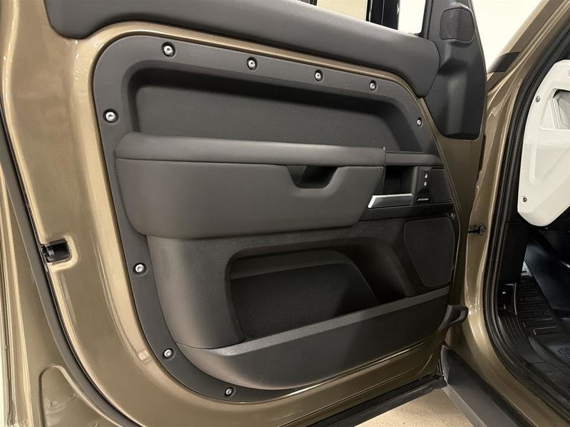 Land Rover Defender 110 P300 S 2025-6