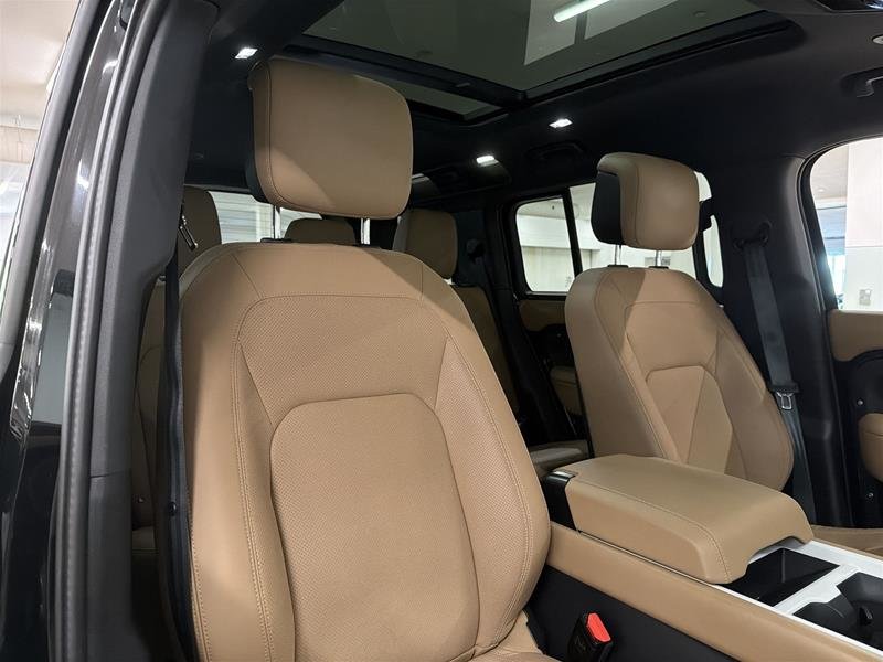 2025 Land Rover Defender 110 P400 X-Dynamic SE-16
