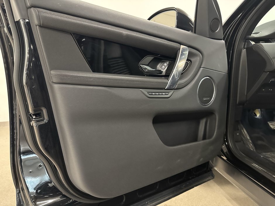 2023 Land Rover Discovery sport 247hp SE-14